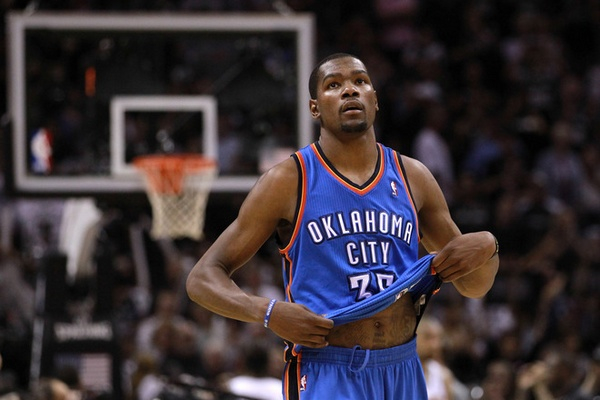 青岛队鏖战新疆队，杜兰特刷新纪录